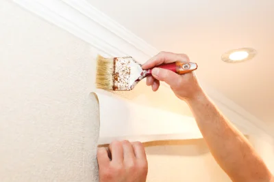Pose de papier peint à Brenon — revêtements muraux et toiles de verre